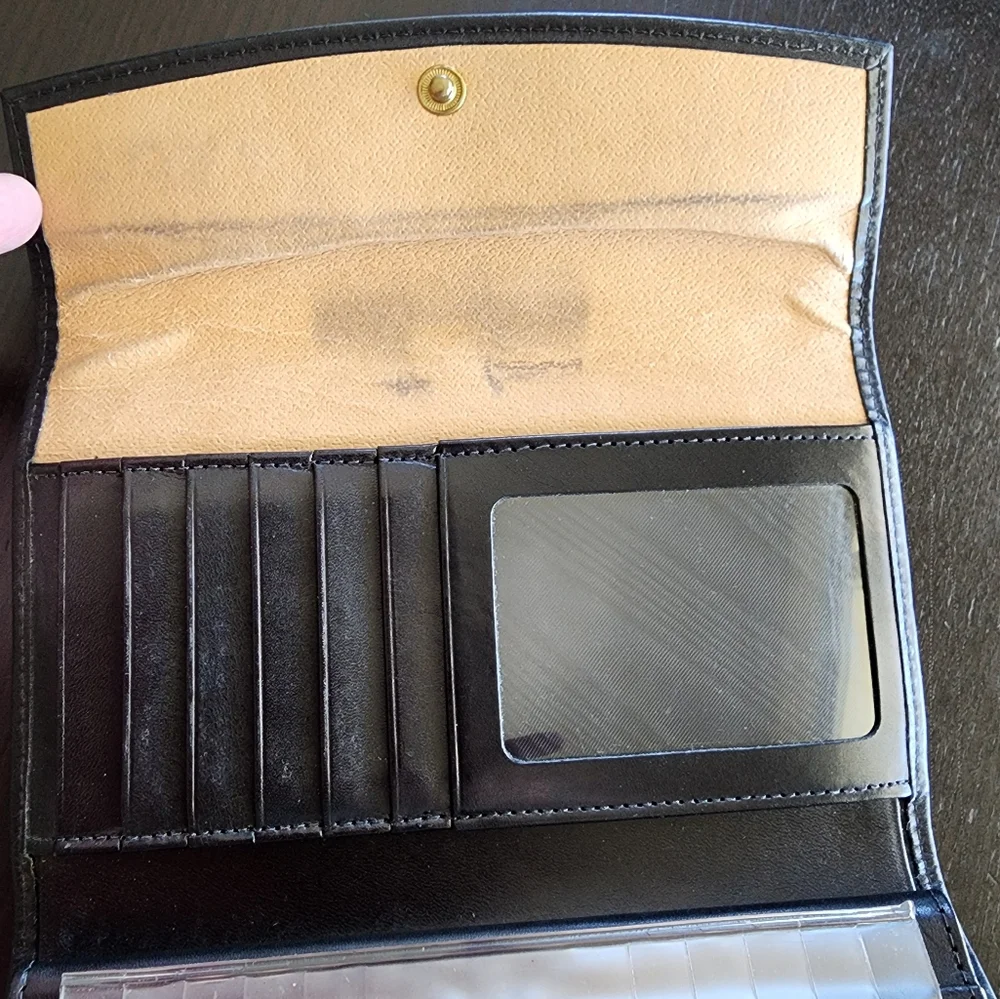 Black Smooth Leather Dooney & Bourke Wallet Elegant Sophisticated Minimalist